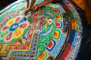 ici ils fabriquent un mandala en sable qui sera détruit une fois fini pour rappeler l'impermanence de toute chose composée
